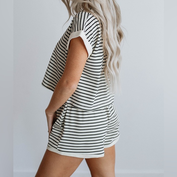 White Stripe‎ Contrast Edge Tee and Shorts Set - Picture 3 of 6